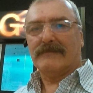 poza barbat singur