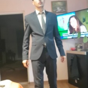 poza barbat singur