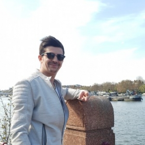 poza barbat singur