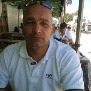 poza barbat singur