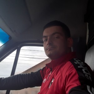 poza barbat singur