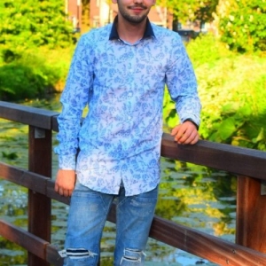 poza barbat singur