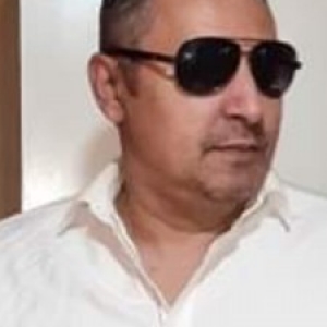 poza barbat singur